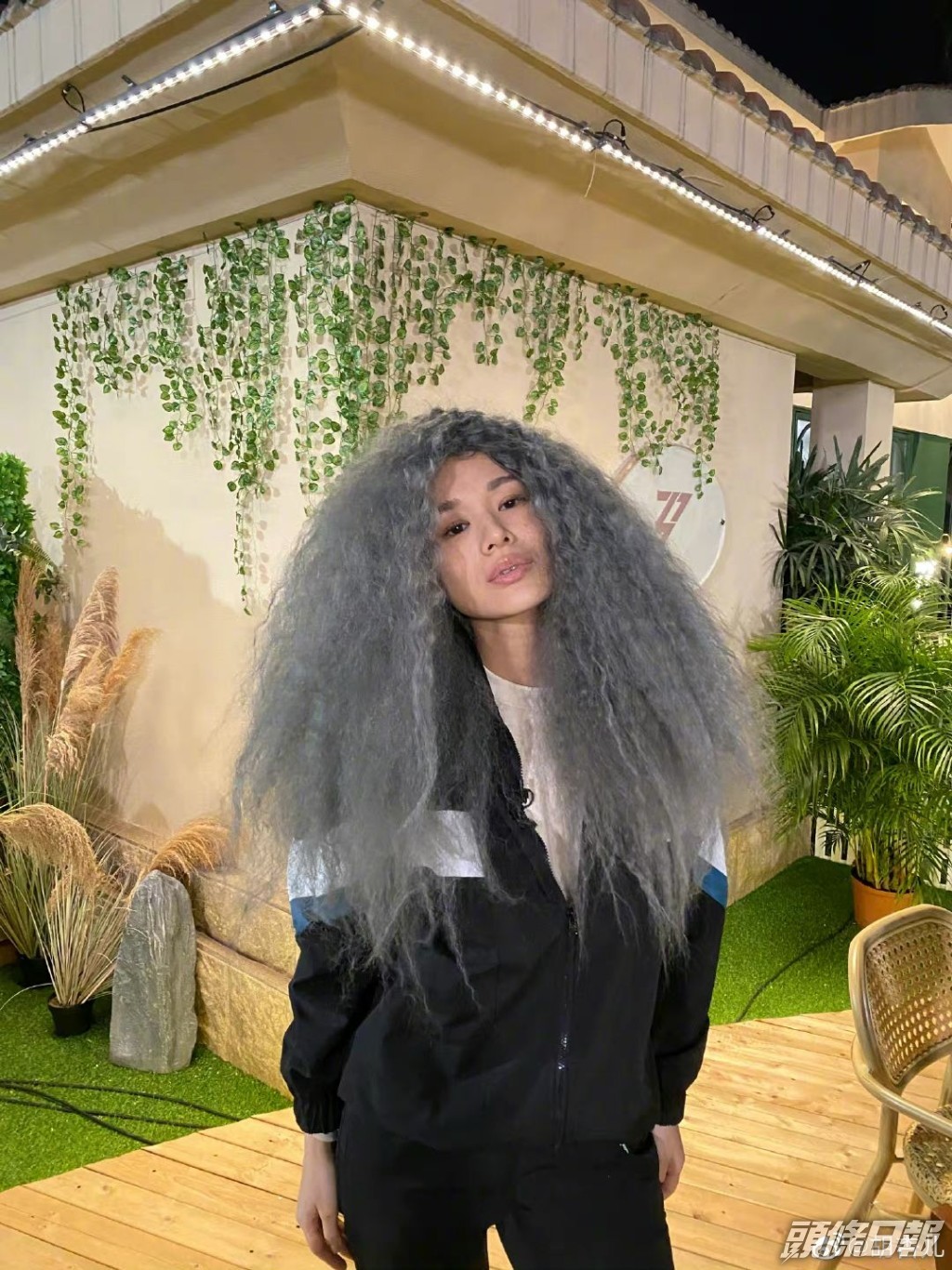 戴上長灰假髮來個大變身？